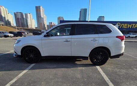 Mitsubishi Outlander III рестайлинг 3, 2022 год, 3 550 000 рублей, 4 фотография