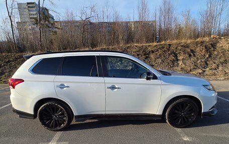 Mitsubishi Outlander III рестайлинг 3, 2022 год, 3 550 000 рублей, 2 фотография