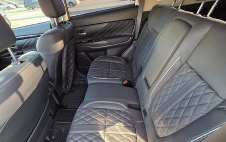 Mitsubishi Outlander III рестайлинг 3, 2022 год, 3 550 000 рублей, 5 фотография