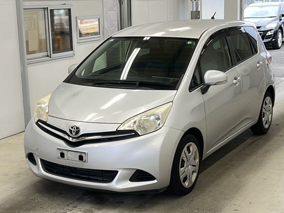 Toyota Ractis II, 2013 год, 945 000 рублей, 1 фотография