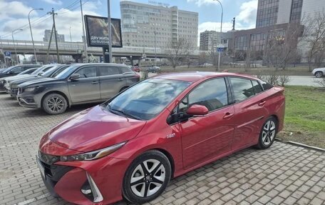 Toyota Prius IV XW50, 2017 год, 2 450 000 рублей, 2 фотография
