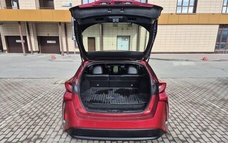 Toyota Prius IV XW50, 2017 год, 2 450 000 рублей, 5 фотография