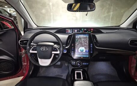 Toyota Prius IV XW50, 2017 год, 2 450 000 рублей, 10 фотография