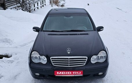Mercedes-Benz C-Класс, 2004 год, 700 000 рублей, 1 фотография