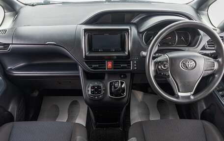 Toyota Noah III, 2015 год, 1 899 000 рублей, 8 фотография