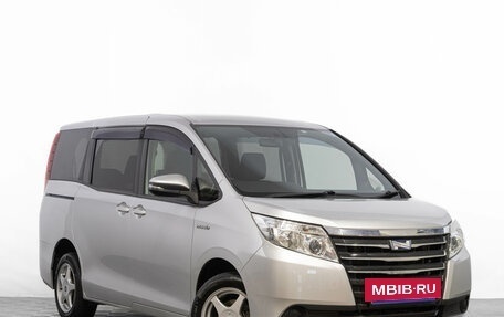 Toyota Noah III, 2015 год, 1 899 000 рублей, 2 фотография