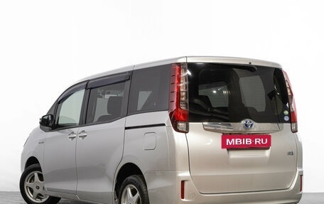 Toyota Noah III, 2015 год, 1 899 000 рублей, 7 фотография