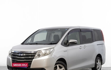 Toyota Noah III, 2015 год, 1 899 000 рублей, 4 фотография