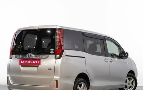 Toyota Noah III, 2015 год, 1 899 000 рублей, 5 фотография