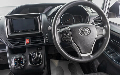 Toyota Noah III, 2015 год, 1 899 000 рублей, 14 фотография