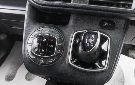 Toyota Noah III, 2015 год, 1 899 000 рублей, 17 фотография