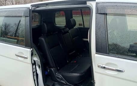 Toyota ISis I, 2012 год, 1 200 000 рублей, 6 фотография