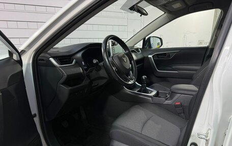 Toyota RAV4, 2021 год, 2 350 000 рублей, 14 фотография