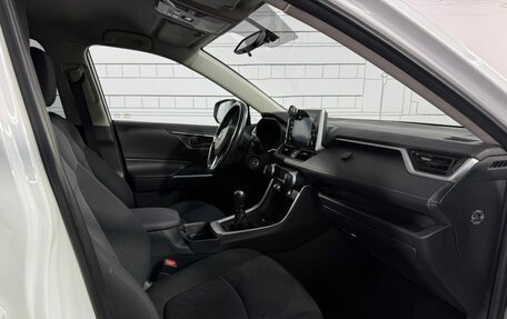 Toyota RAV4, 2021 год, 2 350 000 рублей, 24 фотография