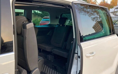 Volkswagen Sharan II, 2018 год, 1 470 000 рублей, 13 фотография