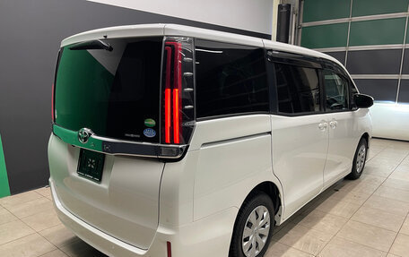 Toyota Noah III, 2019 год, 2 390 000 рублей, 6 фотография