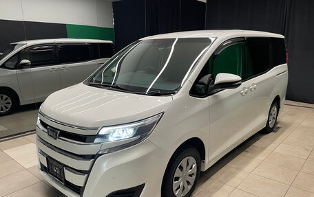 Toyota Noah III, 2019 год, 2 390 000 рублей, 3 фотография