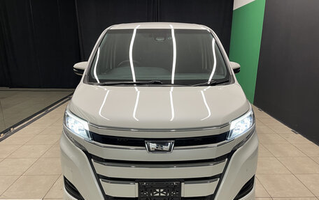 Toyota Noah III, 2019 год, 2 390 000 рублей, 2 фотография