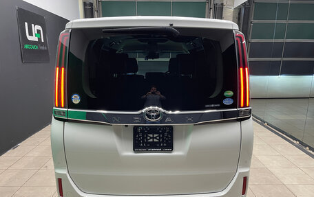 Toyota Noah III, 2019 год, 2 390 000 рублей, 5 фотография