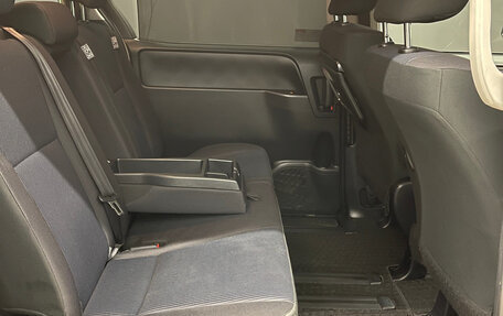 Toyota Noah III, 2019 год, 2 390 000 рублей, 10 фотография