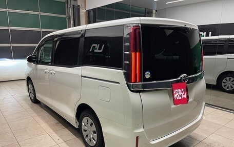 Toyota Noah III, 2019 год, 2 390 000 рублей, 4 фотография