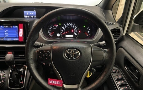 Toyota Noah III, 2019 год, 2 390 000 рублей, 16 фотография