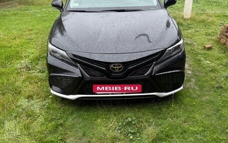 Toyota Camry, 2022 год, 3 300 000 рублей, 4 фотография