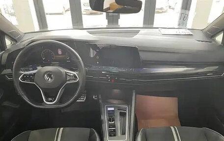 Volkswagen Golf VIII, 2022 год, 2 350 000 рублей, 10 фотография