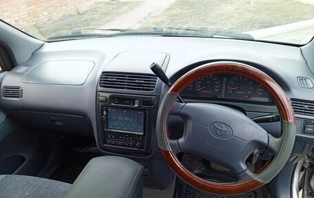 Toyota Ipsum II, 2000 год, 599 999 рублей, 16 фотография