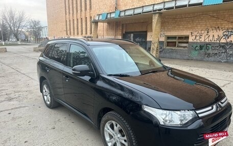 Mitsubishi Outlander III рестайлинг 3, 2013 год, 1 380 000 рублей, 2 фотография