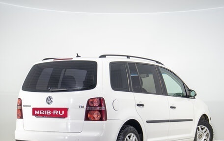 Volkswagen Touran III, 2010 год, 899 000 рублей, 4 фотография