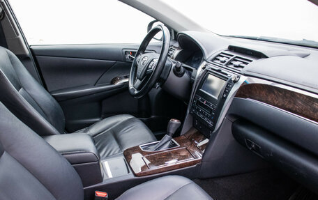 Toyota Camry, 2017 год, 1 850 000 рублей, 10 фотография