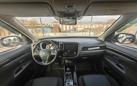 Mitsubishi Outlander III рестайлинг 3, 2021 год, 2 369 000 рублей, 10 фотография