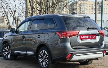 Mitsubishi Outlander III рестайлинг 3, 2021 год, 2 369 000 рублей, 6 фотография
