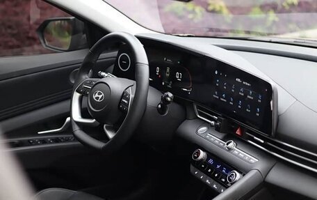 Hyundai Elantra, 2023 год, 1 600 000 рублей, 24 фотография