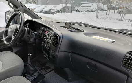 Hyundai H-1 II рестайлинг, 2005 год, 800 000 рублей, 5 фотография