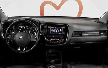 Mitsubishi Outlander III рестайлинг 3, 2016 год, 1 680 000 рублей, 8 фотография