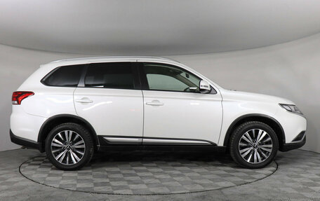 Mitsubishi Outlander III рестайлинг 3, 2019 год, 2 397 000 рублей, 5 фотография