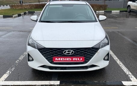 Hyundai Solaris II рестайлинг, 2021 год, 1 745 000 рублей, 2 фотография