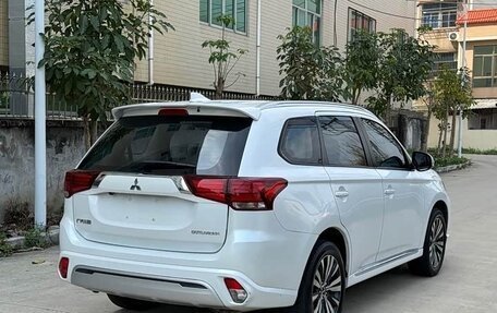 Mitsubishi Outlander III рестайлинг 3, 2022 год, 1 750 008 рублей, 4 фотография