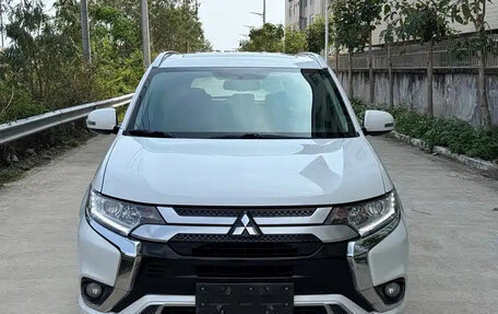 Mitsubishi Outlander III рестайлинг 3, 2022 год, 1 750 008 рублей, 2 фотография