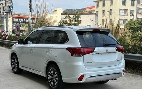 Mitsubishi Outlander III рестайлинг 3, 2022 год, 1 750 008 рублей, 6 фотография