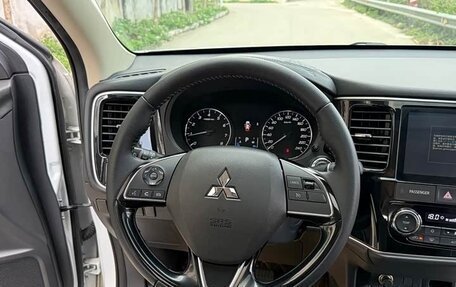 Mitsubishi Outlander III рестайлинг 3, 2022 год, 1 750 008 рублей, 9 фотография