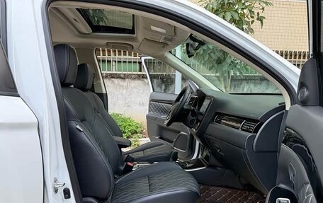 Mitsubishi Outlander III рестайлинг 3, 2022 год, 1 750 008 рублей, 12 фотография