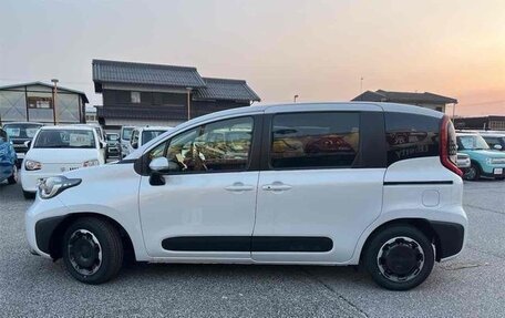 Toyota Sienta, 2025 год, 2 300 000 рублей, 8 фотография