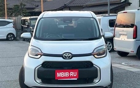 Toyota Sienta, 2025 год, 2 300 000 рублей, 2 фотография