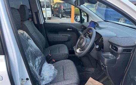 Toyota Sienta, 2025 год, 2 300 000 рублей, 9 фотография