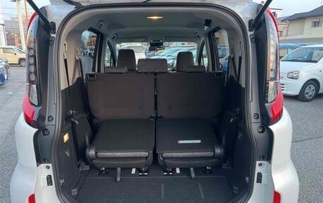 Toyota Sienta, 2025 год, 2 300 000 рублей, 32 фотография