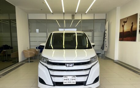 Toyota Noah III, 2017 год, 1 300 000 рублей, 2 фотография