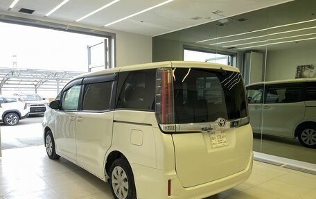 Toyota Noah III, 2017 год, 1 300 000 рублей, 6 фотография